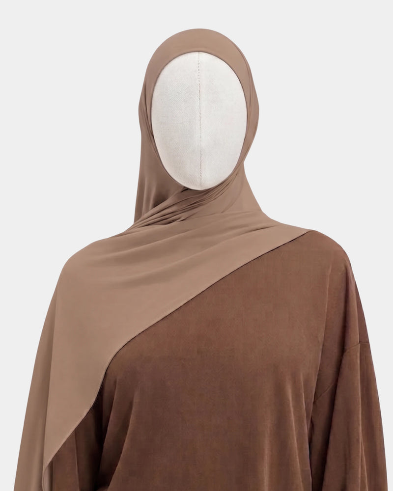 Hijab modal breathable taupe, porté de face - Rawdaya