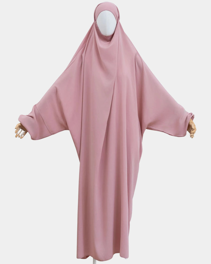 Jilbab 1 pièce rose porté sur mannequin, vue de face, tombé fluide jusqu'aux chevilles