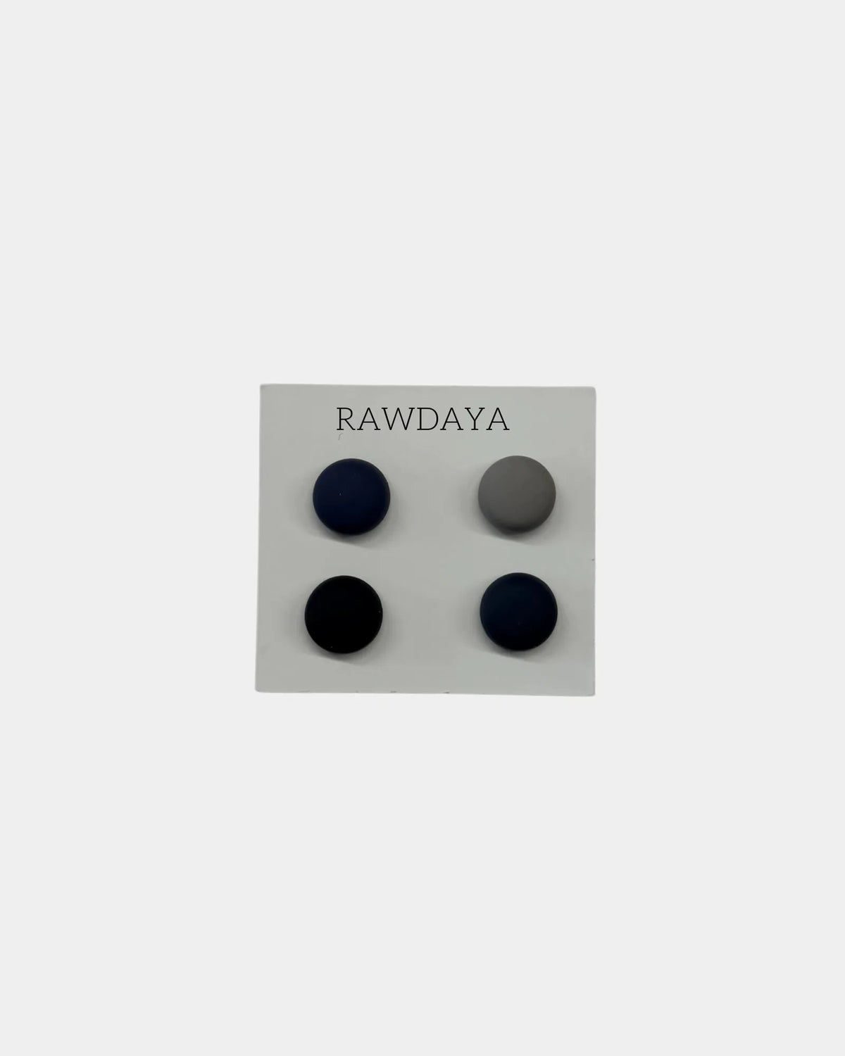 Quatre aimants à hijab finition mate sur carte Rawdaya : bleu marine, gris et deux noirs