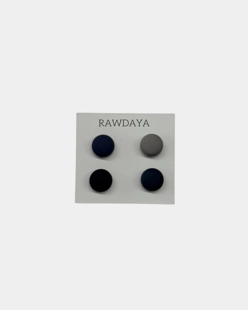 Quatre aimants à hijab finition mate sur carte Rawdaya : bleu marine, gris et deux noirs
