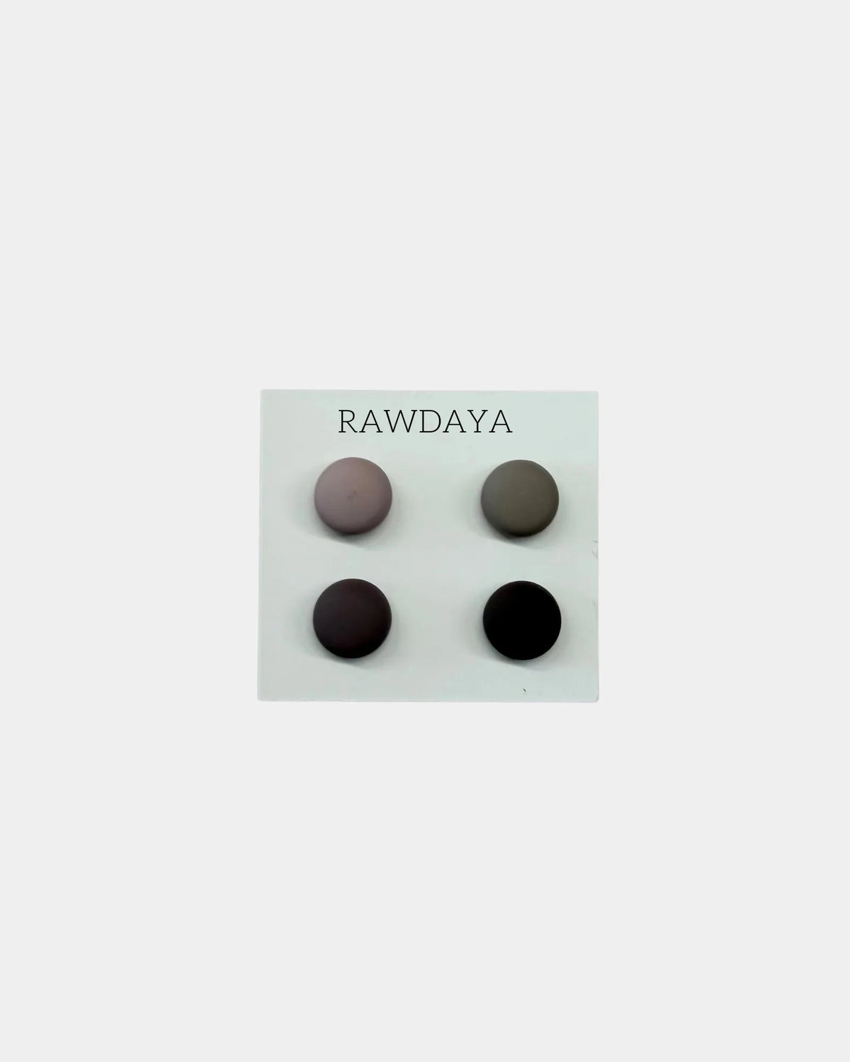 Quatre aimants à hijab finition mate sur carte Rawdaya : taupe, beige, noir et marron