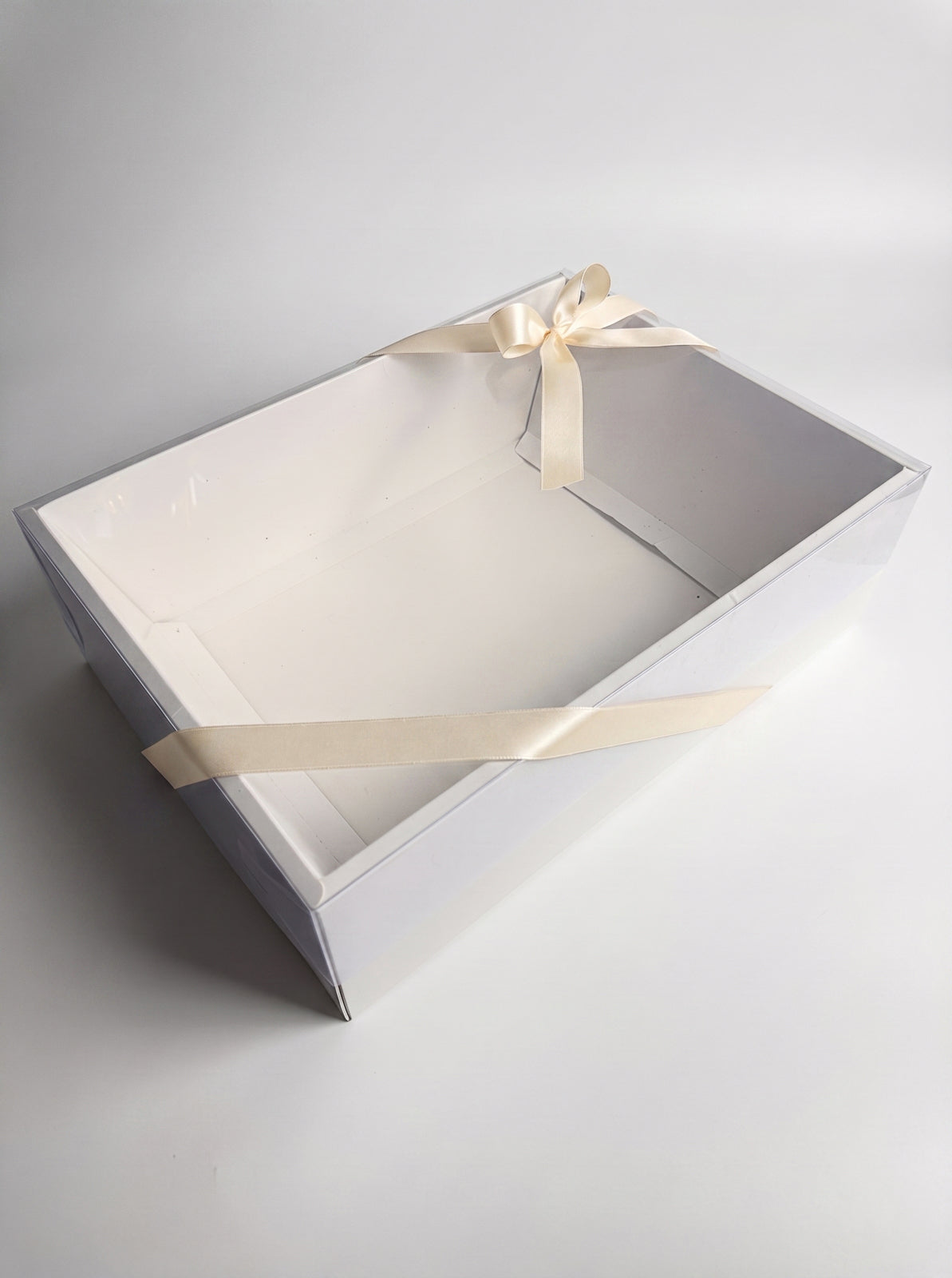 Boîte cadeau transparente et son ruban beige