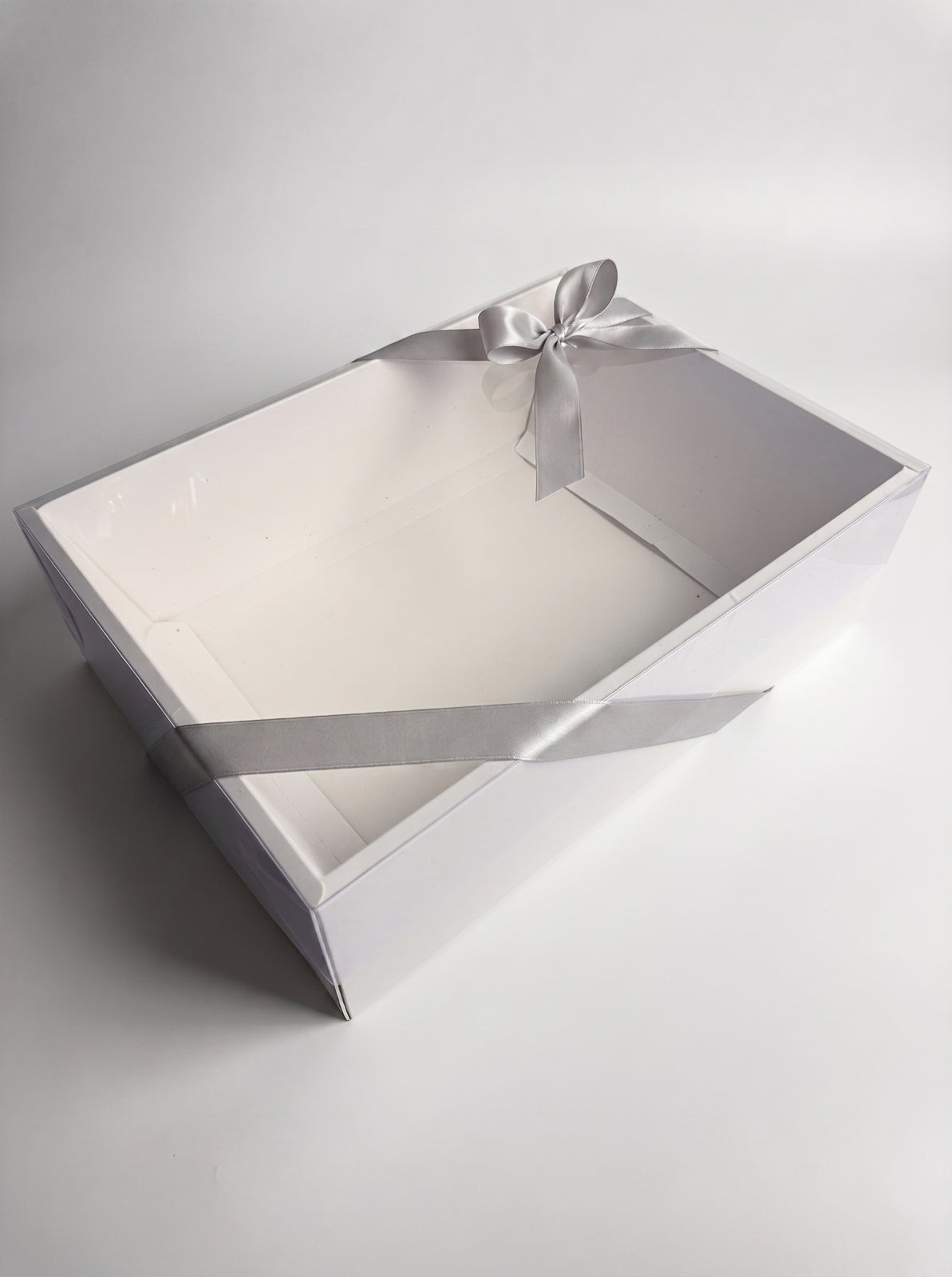 Boîte cadeau transparente et son ruban gris