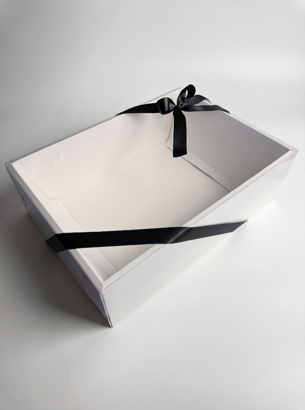 Boîte cadeau transparente et son ruban noir