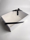 Boîte cadeau transparente et son ruban noir