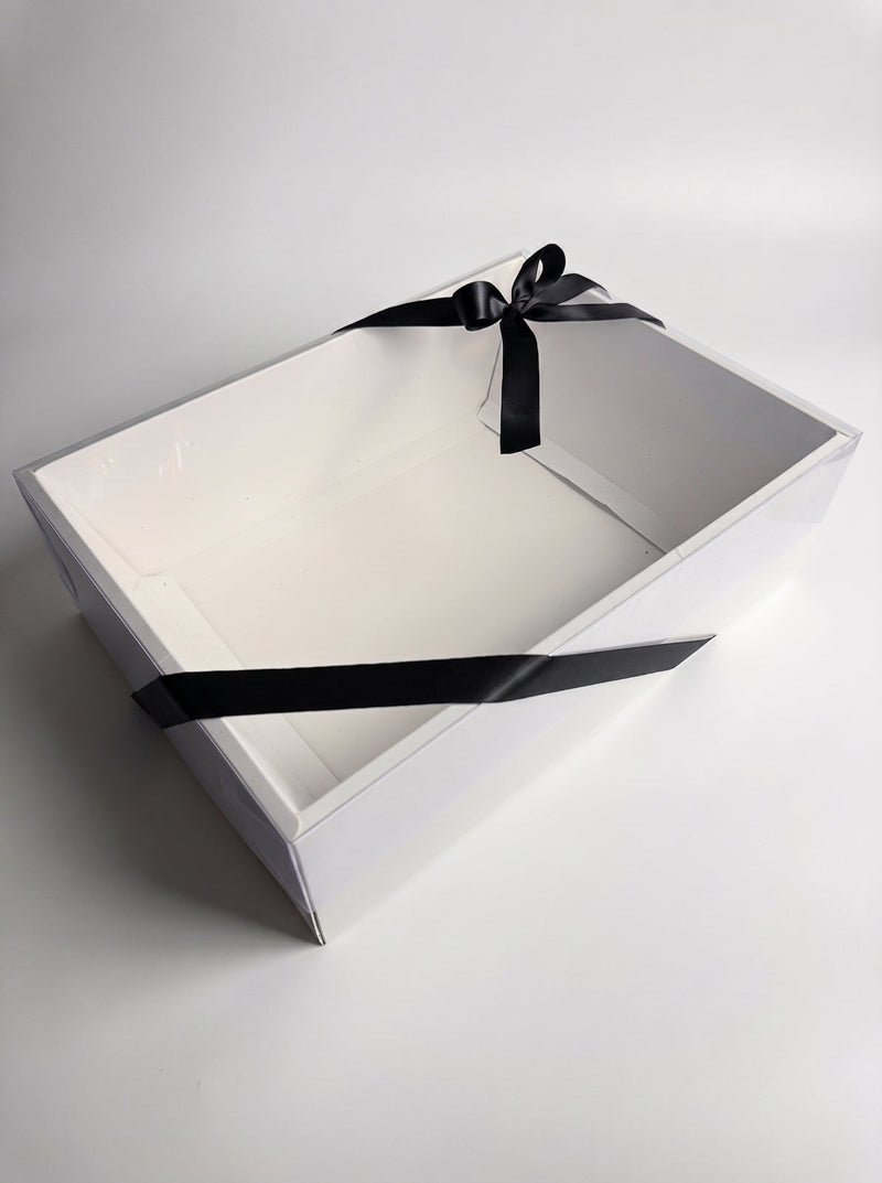 Boîte cadeau transparente et son ruban noir