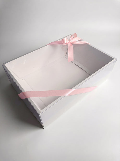 Boîte cadeau transparente et son ruban rose