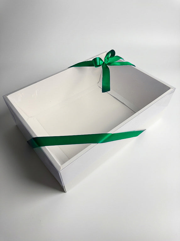 Boîte cadeau transparente et son ruban vert