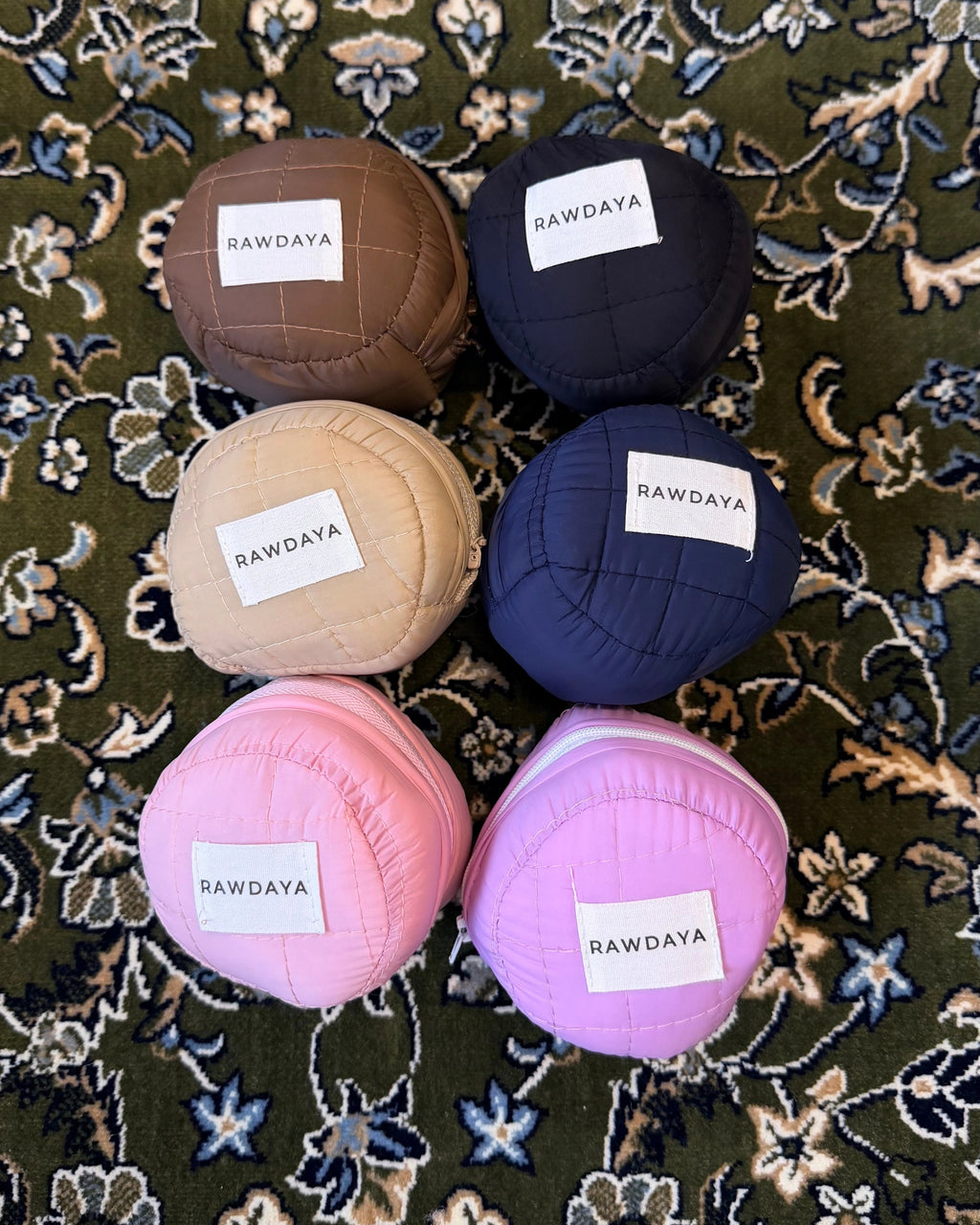 Pochette de rangement assortie de l'ensemble de prière jilbab compact Rawdaya, coloris lilas, rose, camel, marron, bleu marine et noir