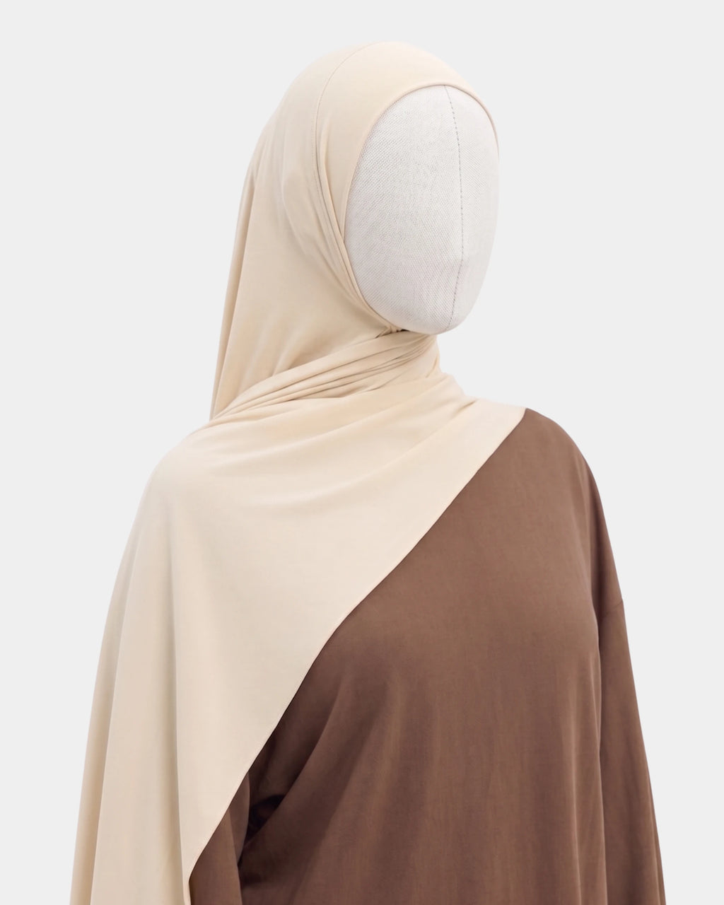 Hijab modal breathable beige clair, vue de dos, drapé sur les épaules - Rawdaya