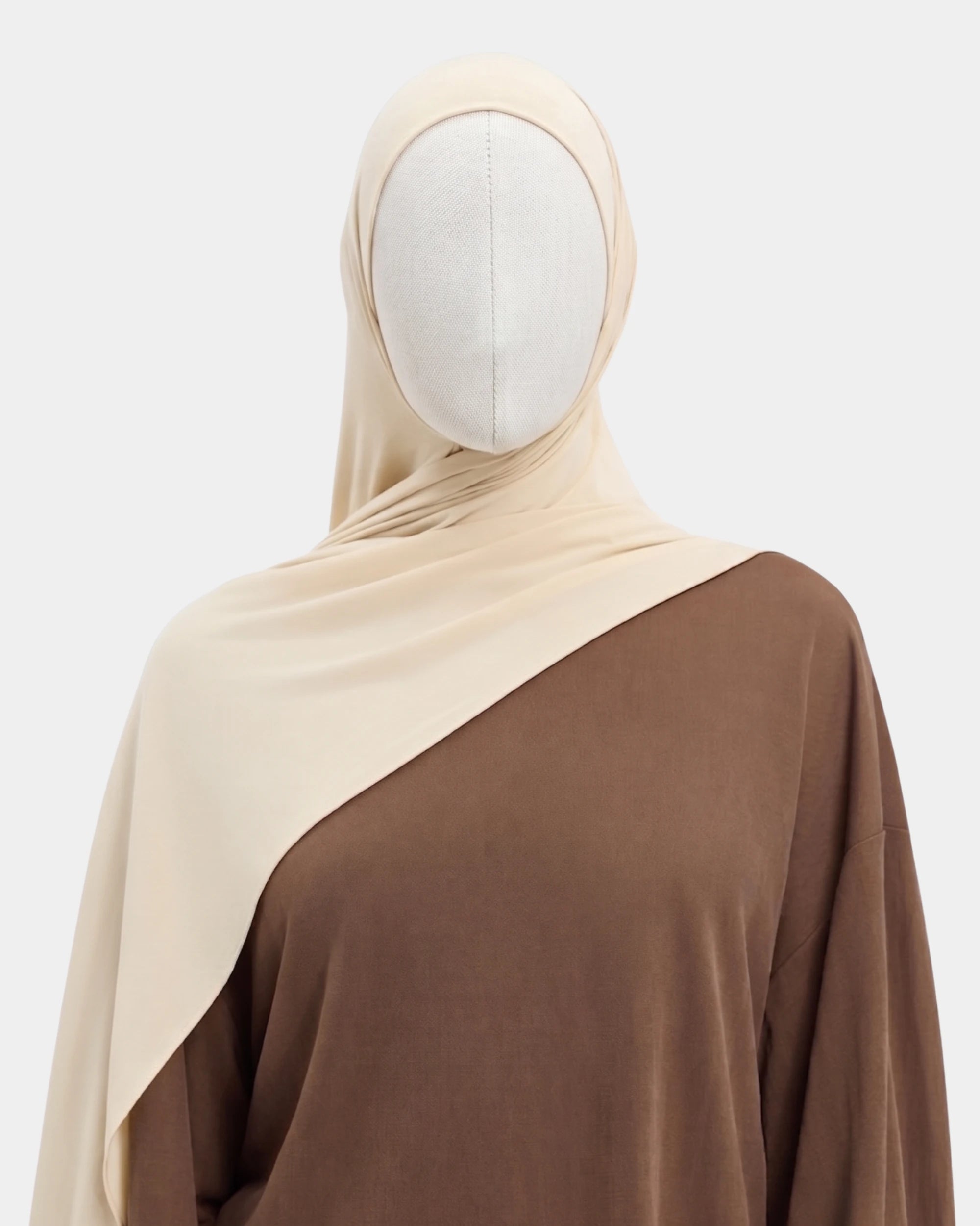 Hijab modal breathable beige clair, porté de face - Rawdaya