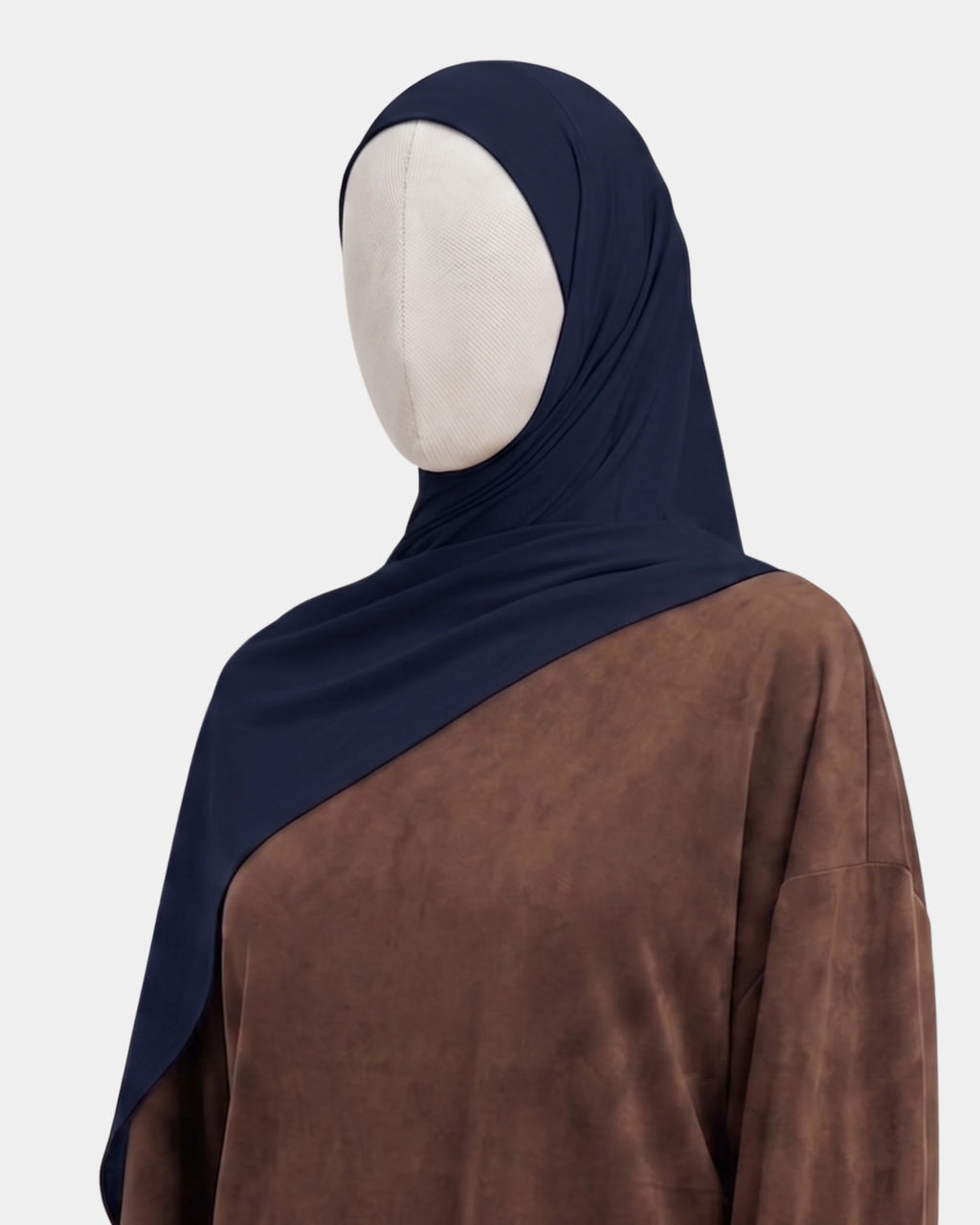 Hijab modal breathable bleu marine, vue de dos, drapé sur les épaules - Rawdaya