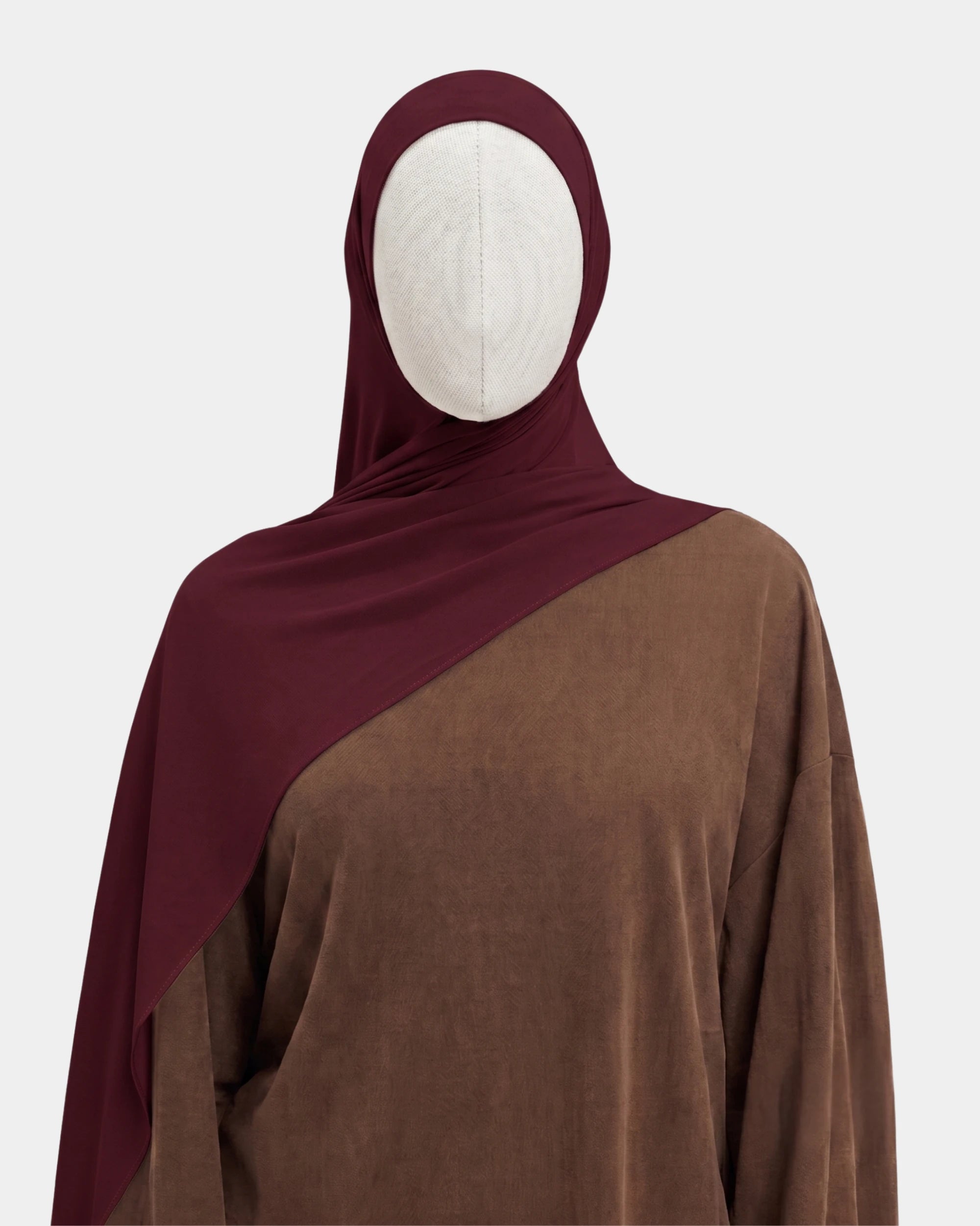 Hijab modal breathable bordeaux, porté de face - Rawdaya
