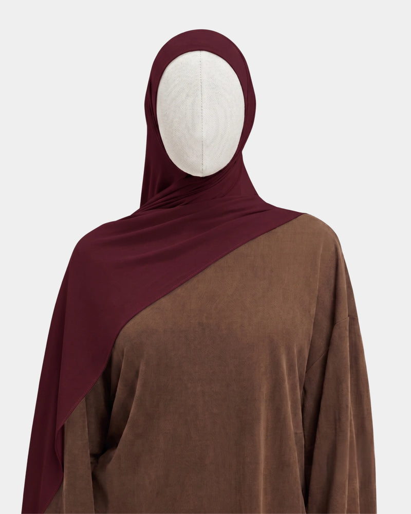 Hijab modal breathable bordeaux, porté de face - Rawdaya