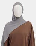 Hijab modal breathable gris, porté de face - Rawdaya