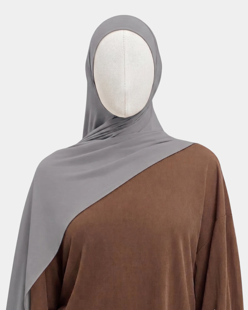 Hijab modal breathable gris, porté de face - Rawdaya