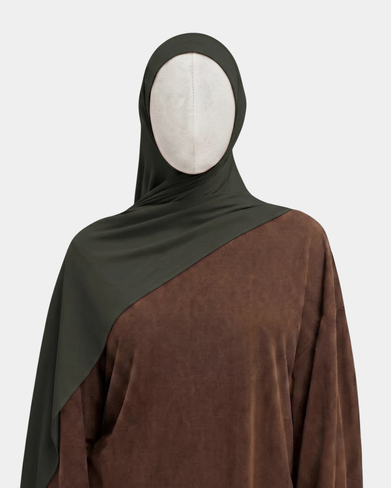 Hijab modal breathable kaki, porté de face - Rawdaya