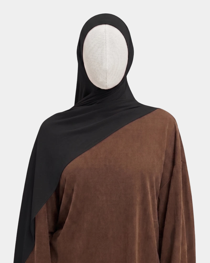 Hijab modal breathable noir, porté de face - Rawdaya