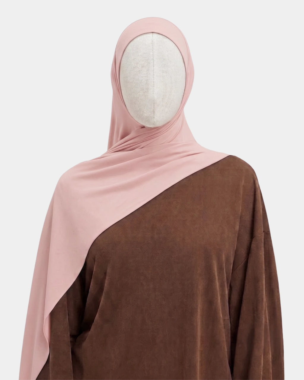 Hijab modal breathable rose poudré, porté de face - Rawdaya