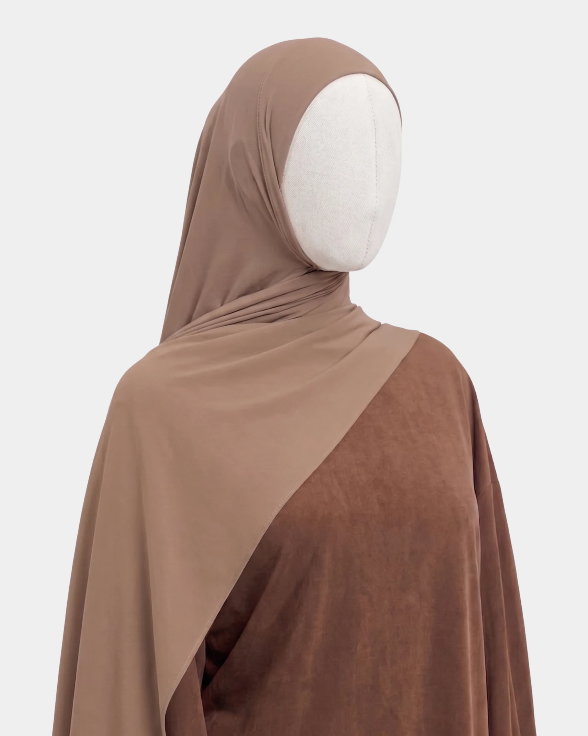 Hijab modal breathable taupe, vue de dos, drapé sur les épaules - Rawdaya