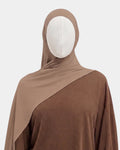 Hijab modal breathable taupe, porté de face - Rawdaya