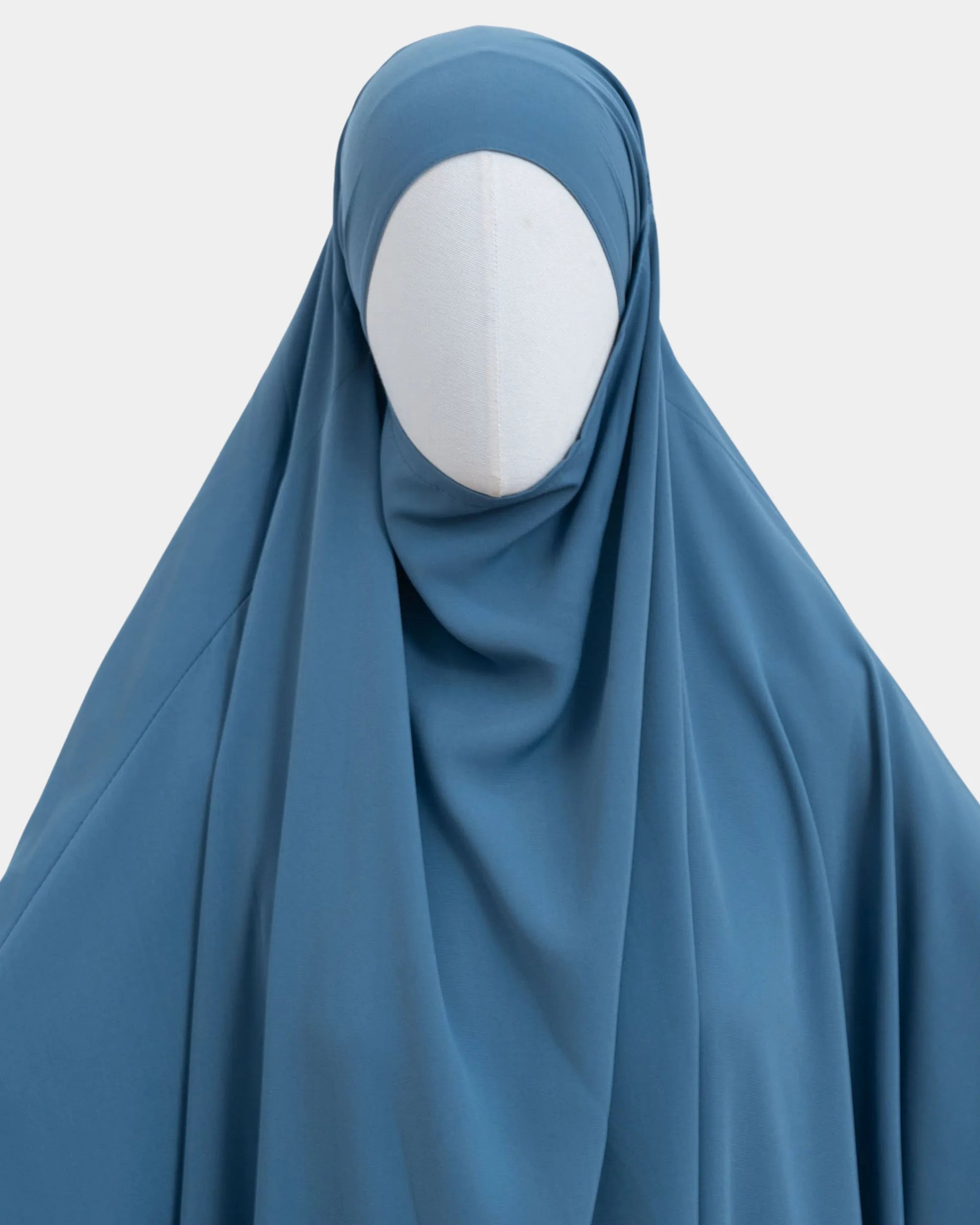 Capuche du jilbab bleu jean et drapé du tissu sur le buste