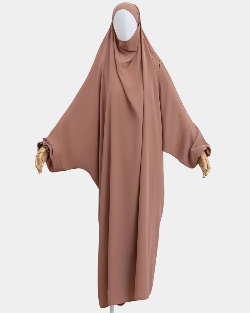 Jilbab 1 pièce camel porté sur mannequin, vue de face, tombé fluide jusqu'aux chevilles