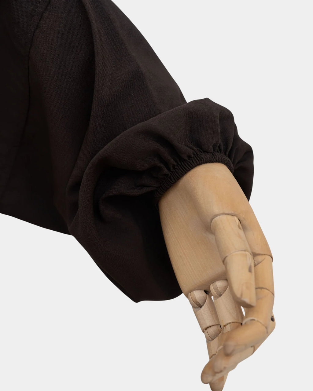 Manche du jilbab marron café avec poignet élastiqué qui maintient la manche en place
