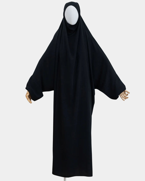 Jilbab 1 pièce noir porté sur mannequin, vue de face, tombé fluide jusqu'aux chevilles