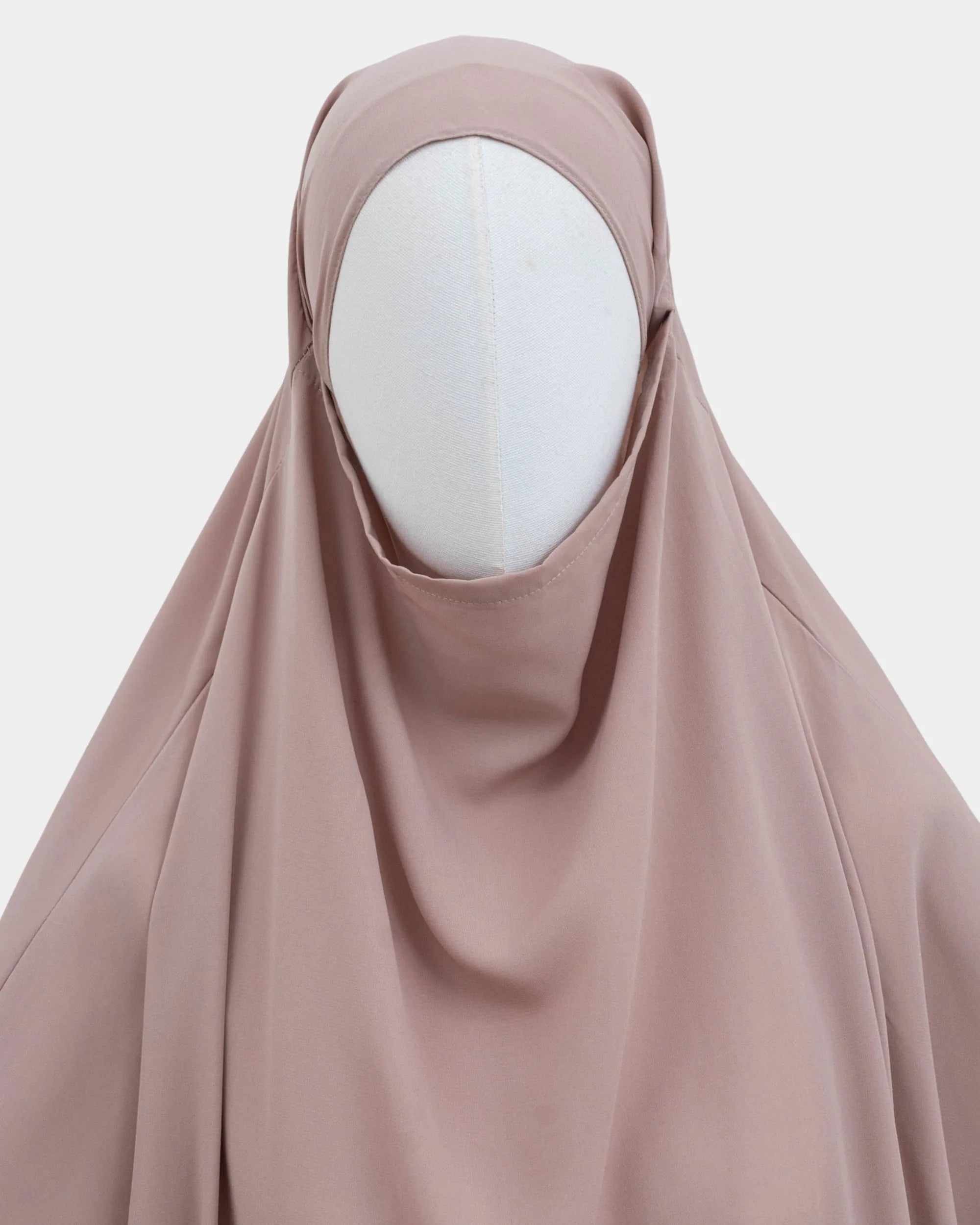 Capuche du jilbab taupe clair et drapé du tissu sur le buste