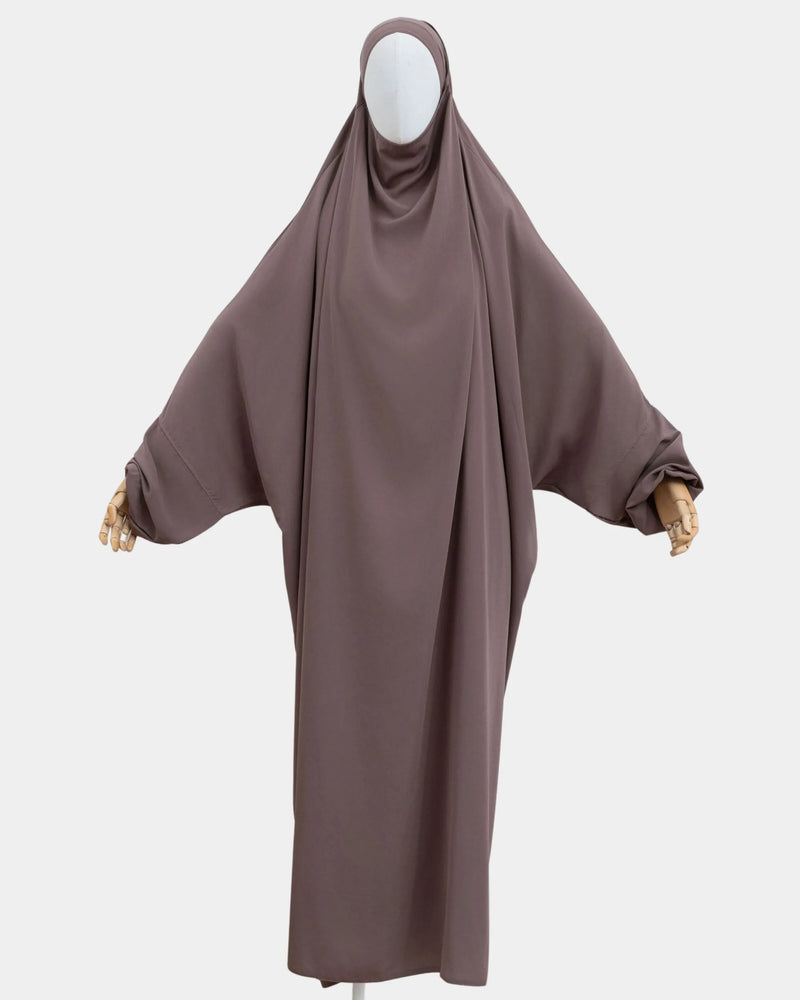 Jilbab 1 pièce taupe porté sur mannequin, vue de face, tombé fluide jusqu'aux chevilles