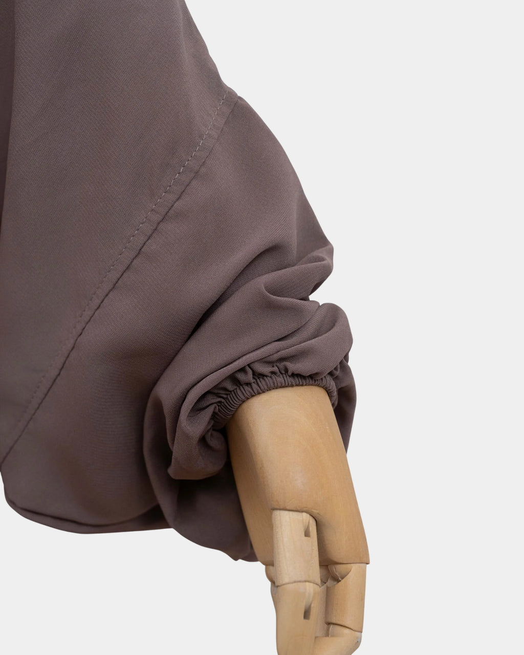 Manche du jilbab taupe avec poignet élastiqué qui maintient la manche en place