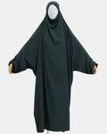 Jilbab 1 pièce vert kaki porté sur mannequin, vue de face, tombé fluide jusqu'aux chevilles