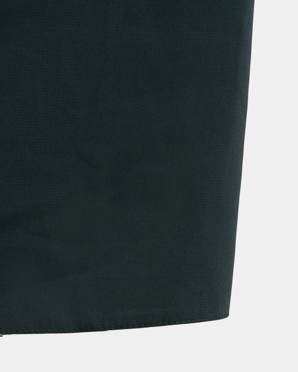 Bas du jilbab vert kaki, ourlet surpiqué et finition arrondie du tissu