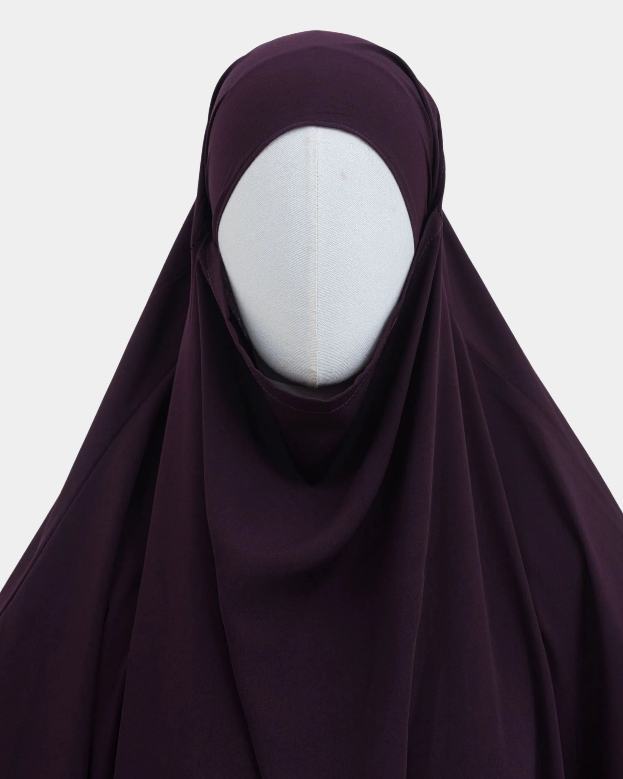 Capuche du jilbab violet framboise et drapé du tissu sur le buste
