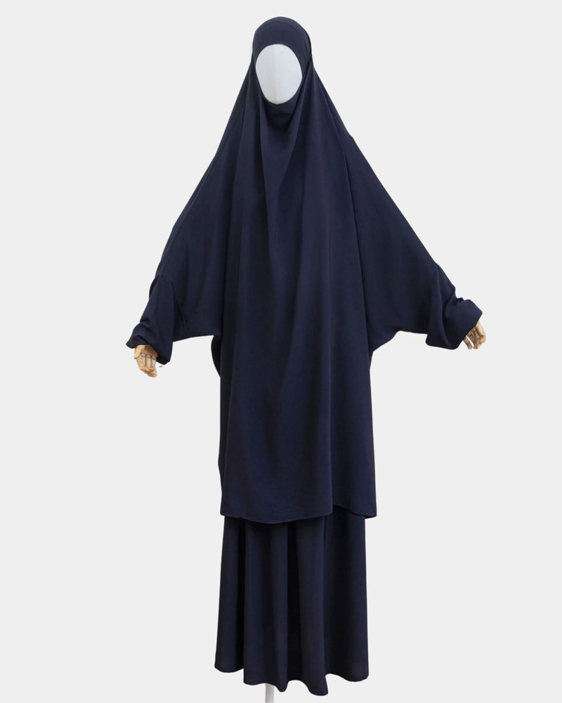 Jilbab 2 pièces bleu marine porté sur mannequin, vue de face, khimar long couvrant et jupe assortie