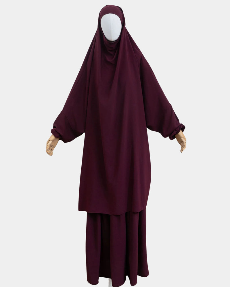 Jilbab 2 pièces bordeaux porté sur mannequin, vue de face, khimar long couvrant et jupe assortie
