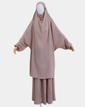 Jilbab 2 pièces taupe clair porté sur mannequin, vue de face, khimar long couvrant et jupe assortie