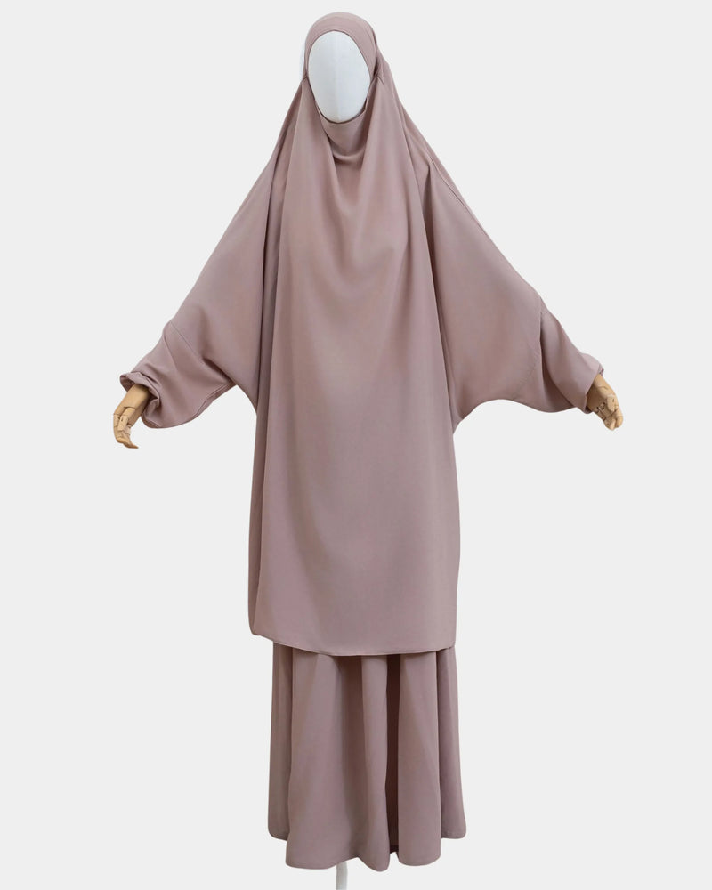 Jilbab 2 pièces taupe clair porté sur mannequin, vue de face, khimar long couvrant et jupe assortie