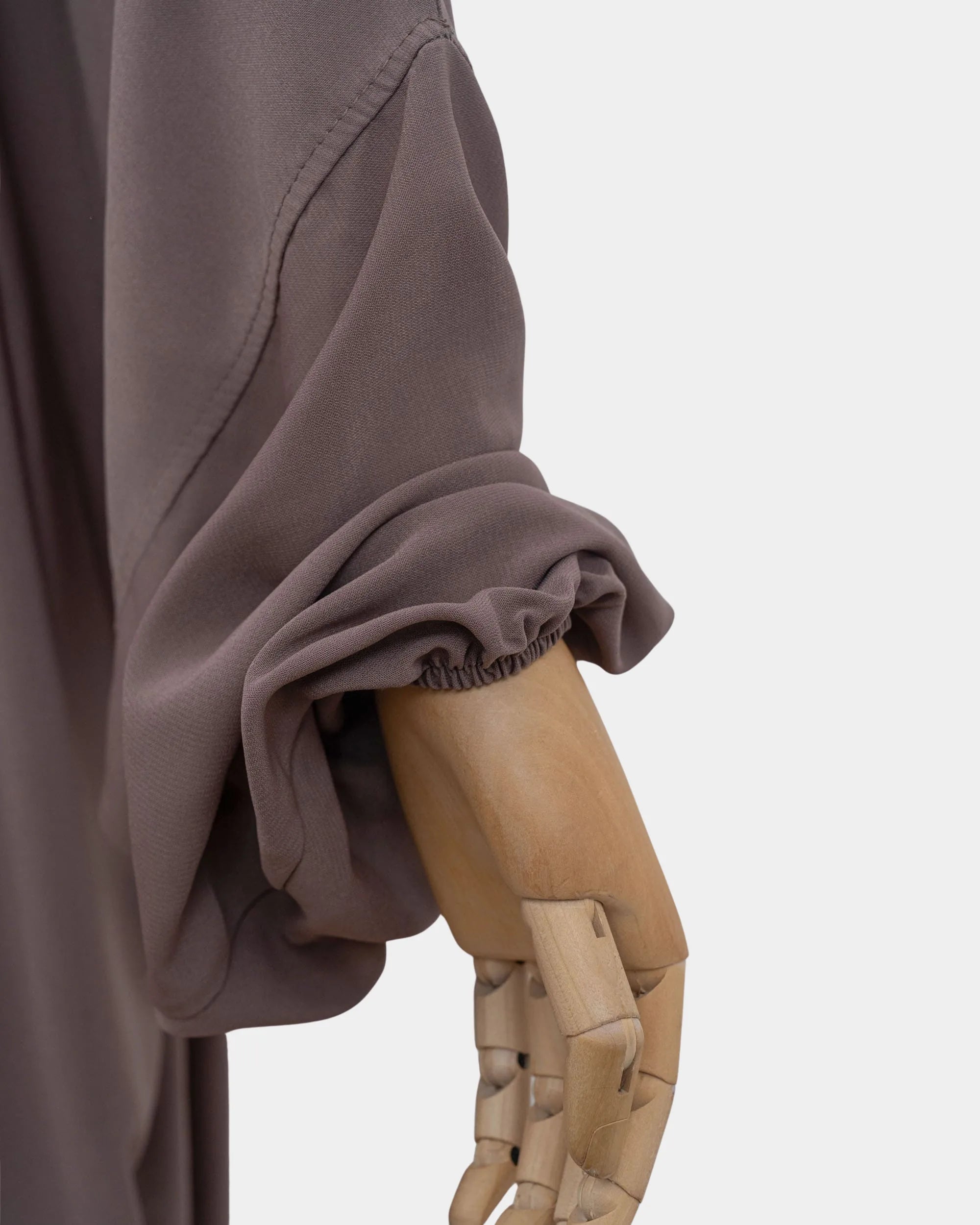Manche du jilbab 2 pièces taupe avec poignet élastiqué qui maintient la manche en place