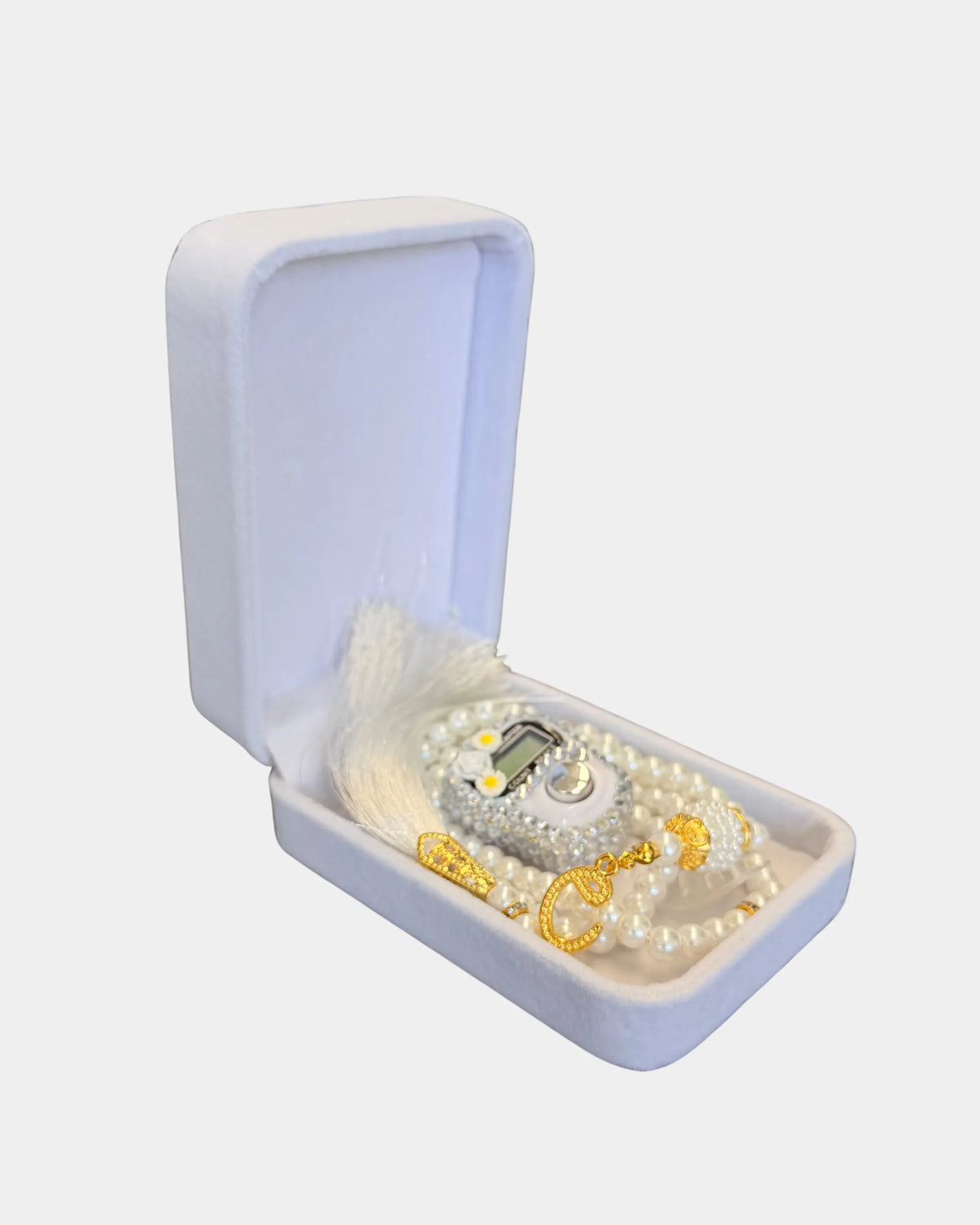 Écrin blanc ouvert contenant un chapelet de perles nacrées et son compteur électronique assorti